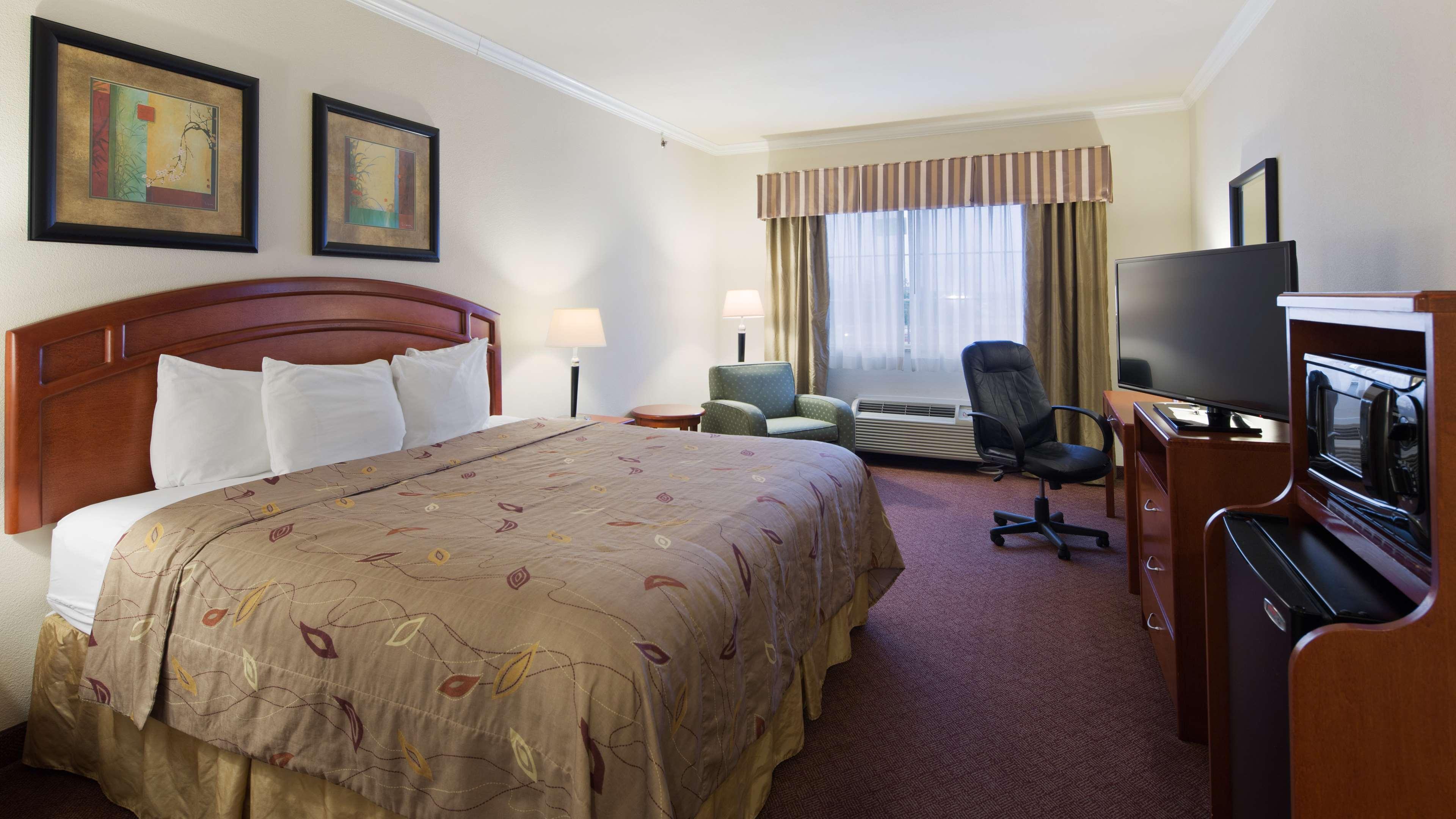 Best Western Inn & Suites Cleveland Exterior photo