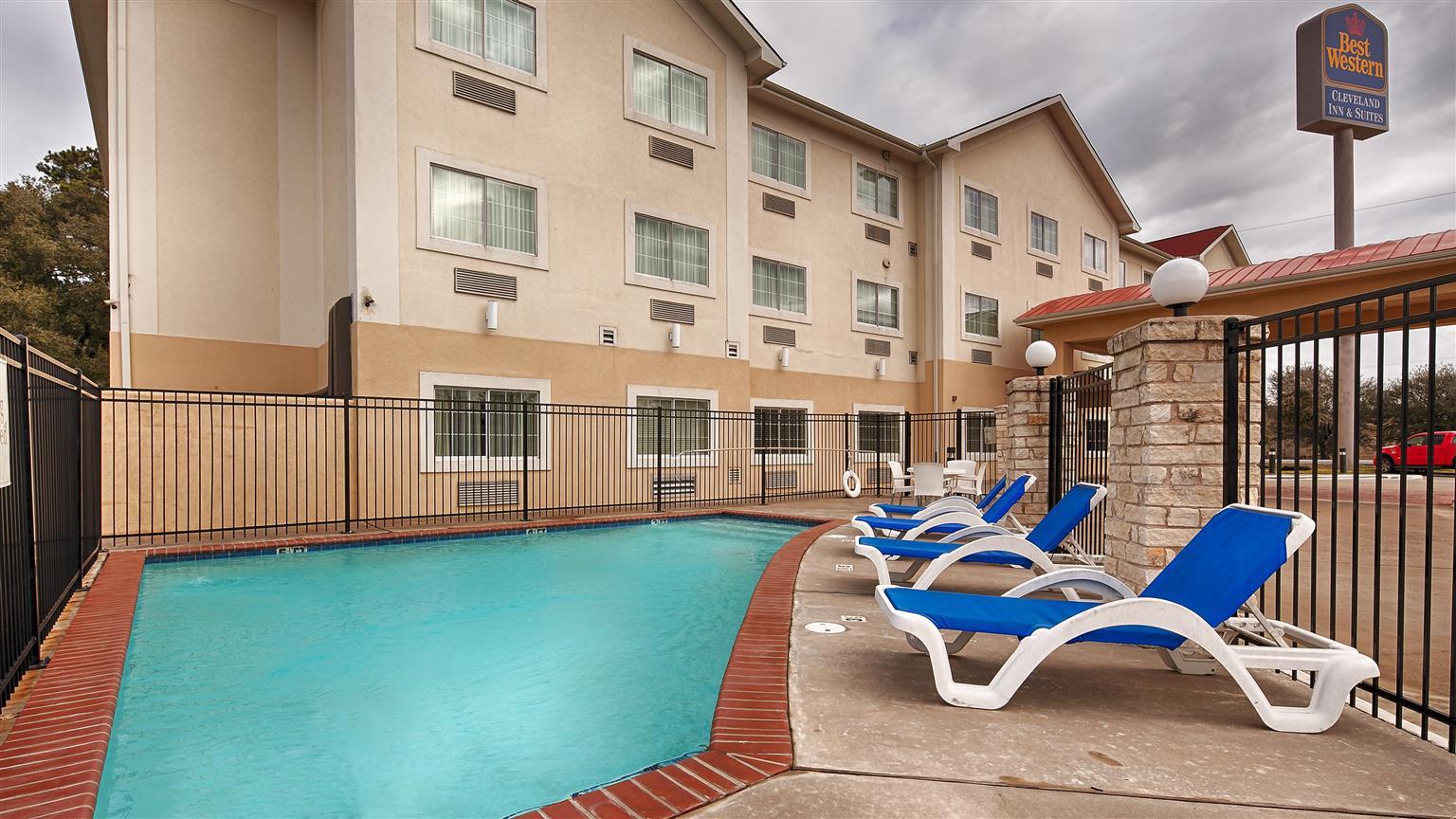 Best Western Inn & Suites Cleveland Exterior photo
