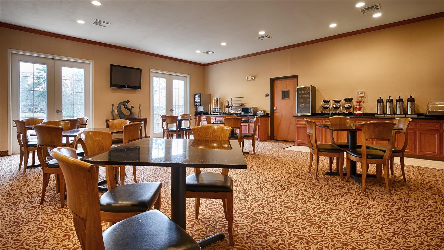 Best Western Inn & Suites Cleveland Exterior photo