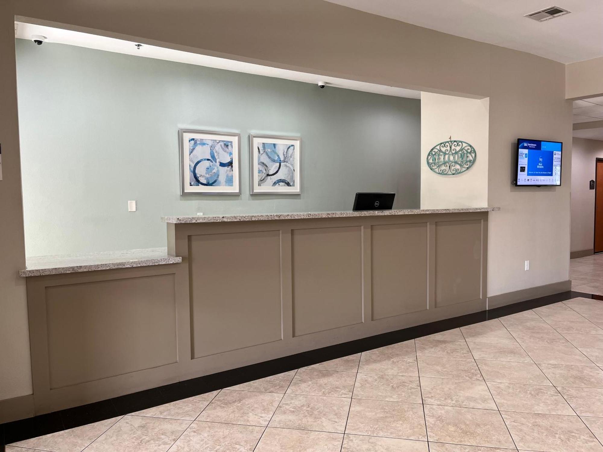 Best Western Inn & Suites Cleveland Exterior photo