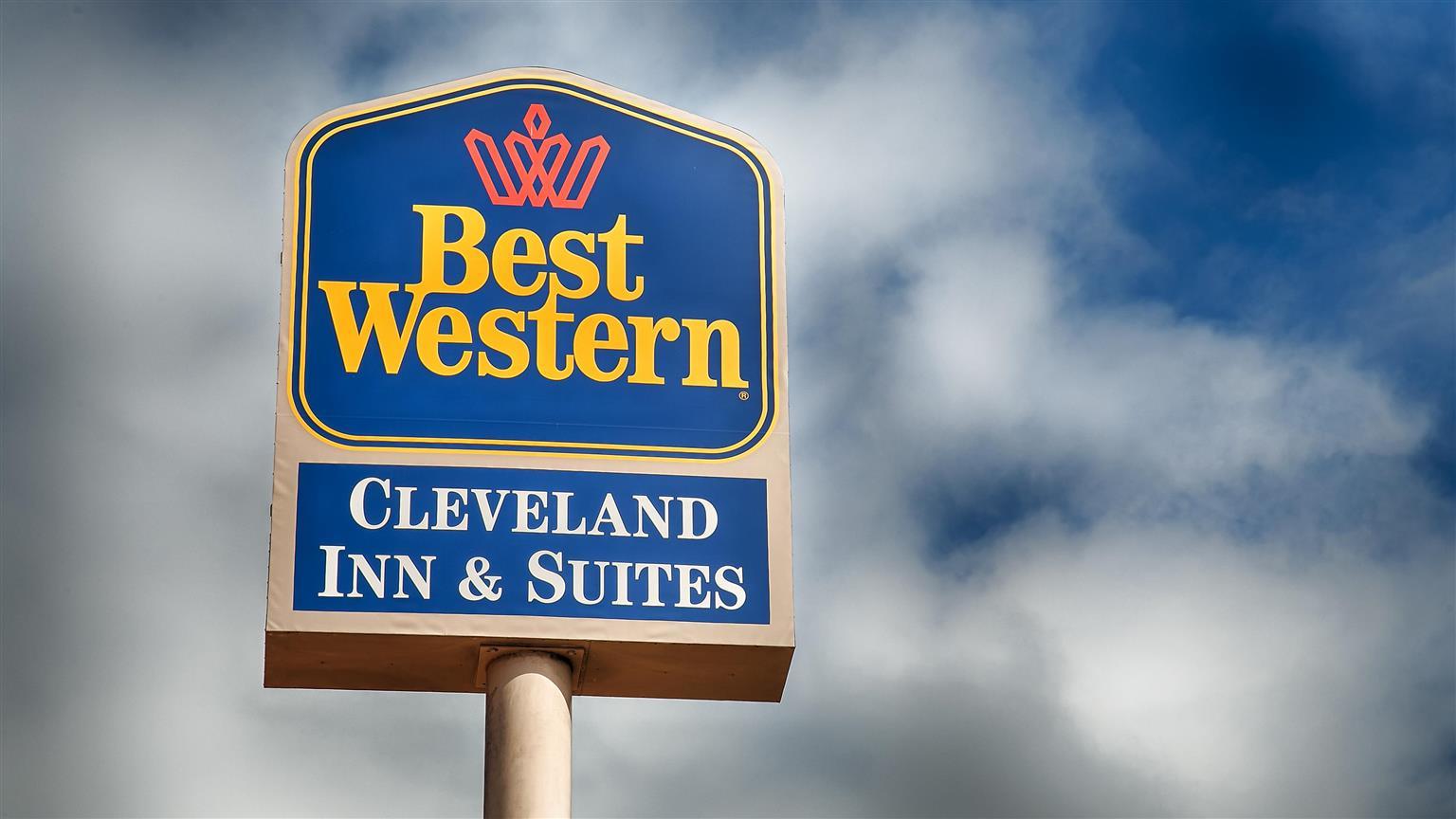 Best Western Inn & Suites Cleveland Exterior photo