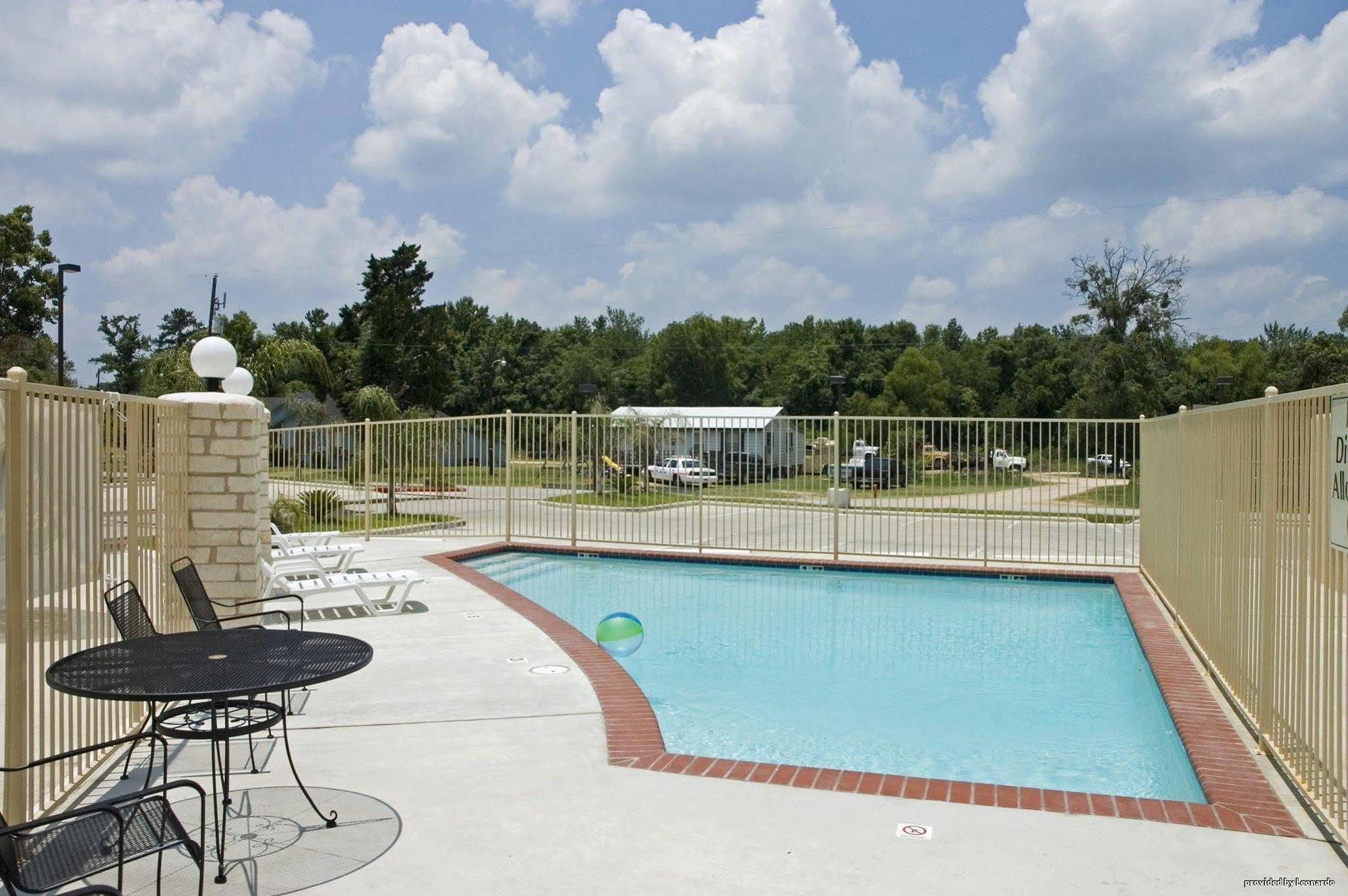 Best Western Inn & Suites Cleveland Exterior photo